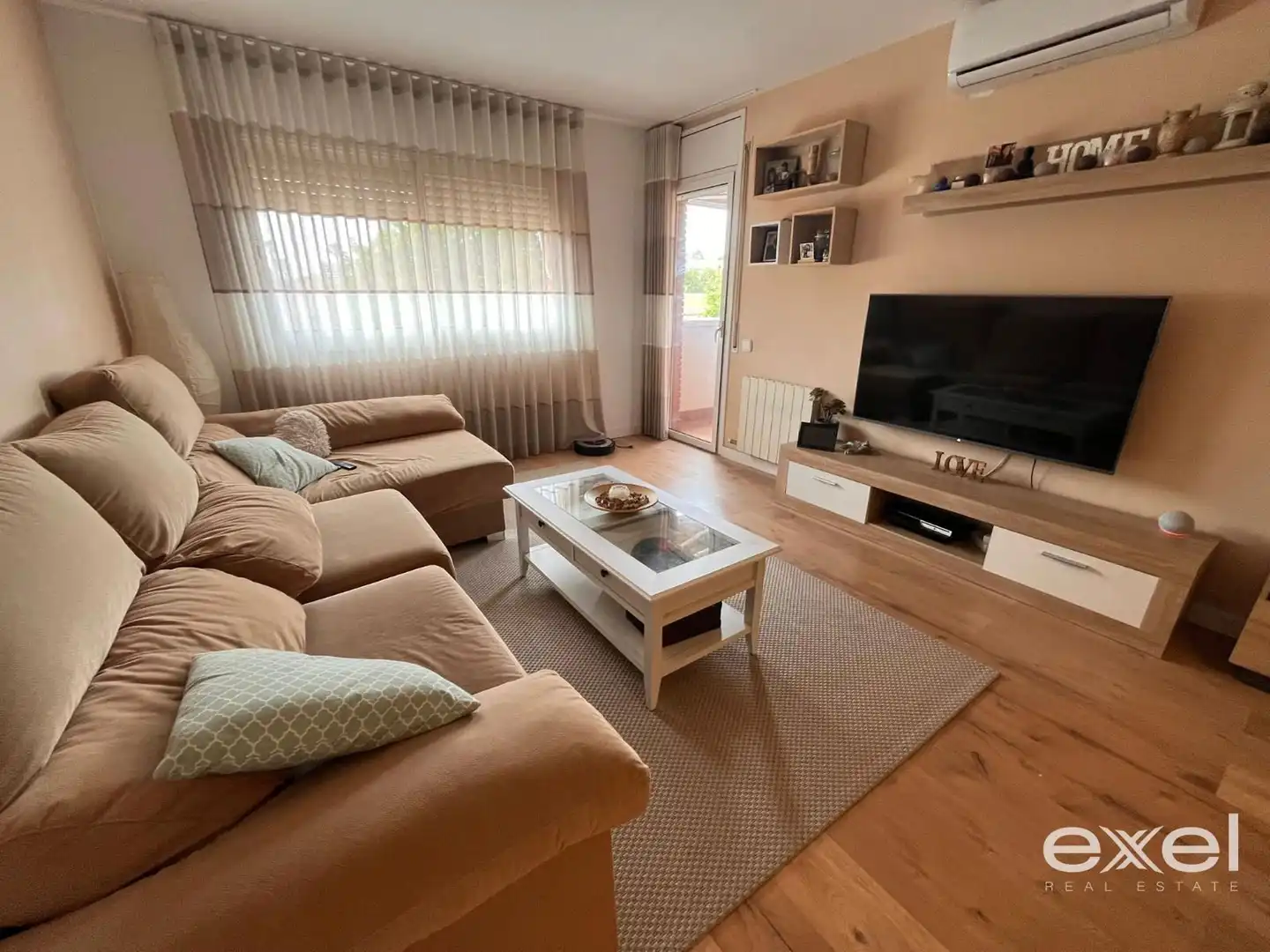 Sala de estar de Piso en venta en Sant Joan Despí con Aire acondicionado, Calefacción y Parquet