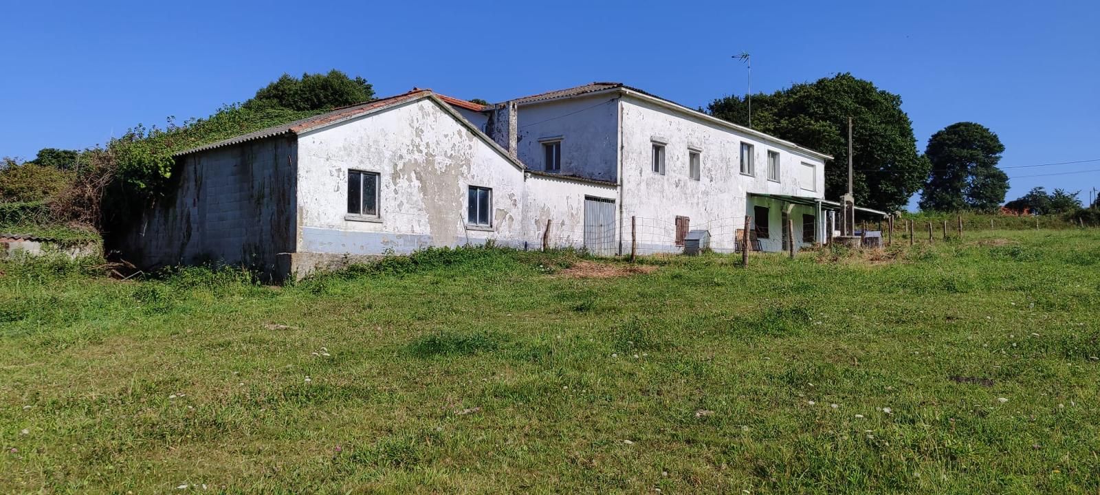 Vista exterior de Casa adosada en venda en Narón amb Jardí privat