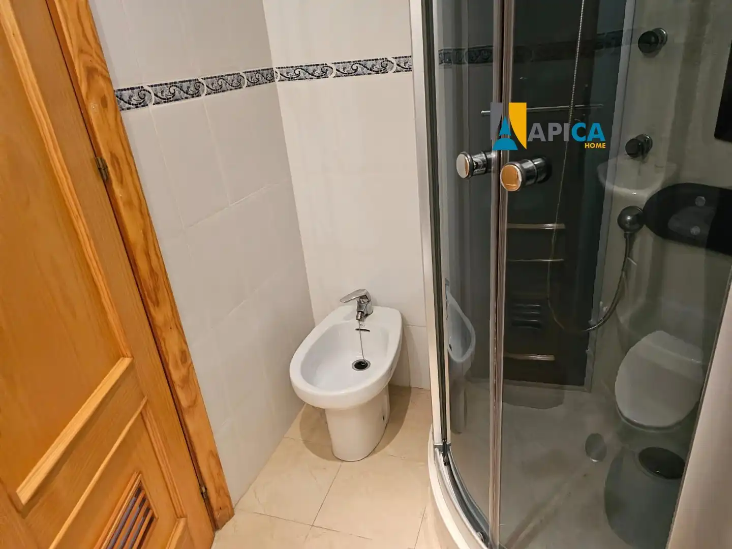 Baño de Piso en venta en Manilva con Terraza y Alarma