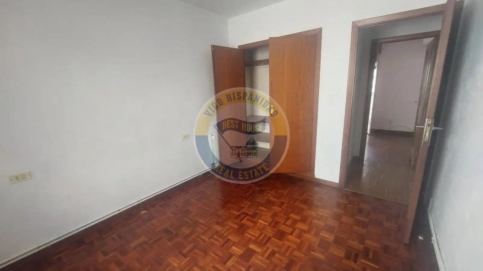 Dormitori de Pis en venda en Vigo  amb Calefacció, Parquet i Traster