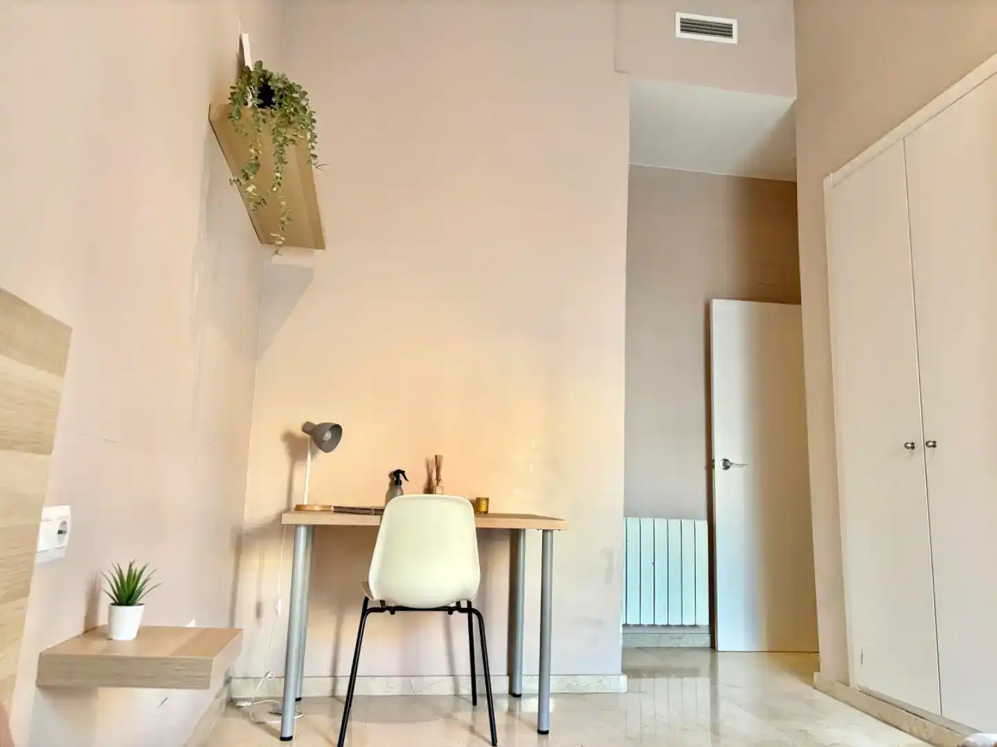 Bedroom of Flat for rent in  Valencia Capital  with Air Conditioner and Balcony