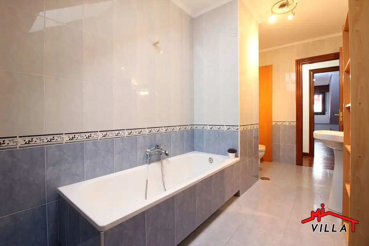 Badezimmer von Dachboden zum Verkauf in Bárcena de Cicero mit Heizung, Terrasse und Abstellraum