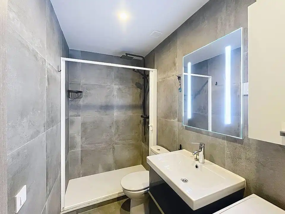 Badezimmer von Geschaftsraum zum Verkauf in Barcelona mit Terrasse und Möbliert