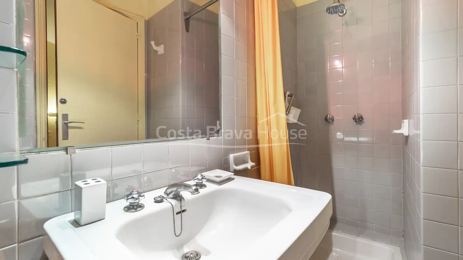 Badezimmer von Wohnungen zum Verkauf in Begur mit Terrasse, Schwimmbad und Ofen
