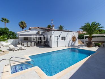 Casa amb piscina en venda a Calle Pansa