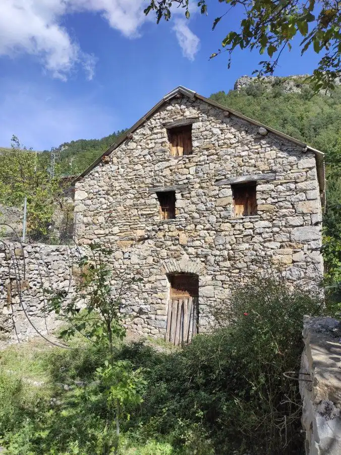 Außenansicht von Country house zum Verkauf in Tella-Sin
