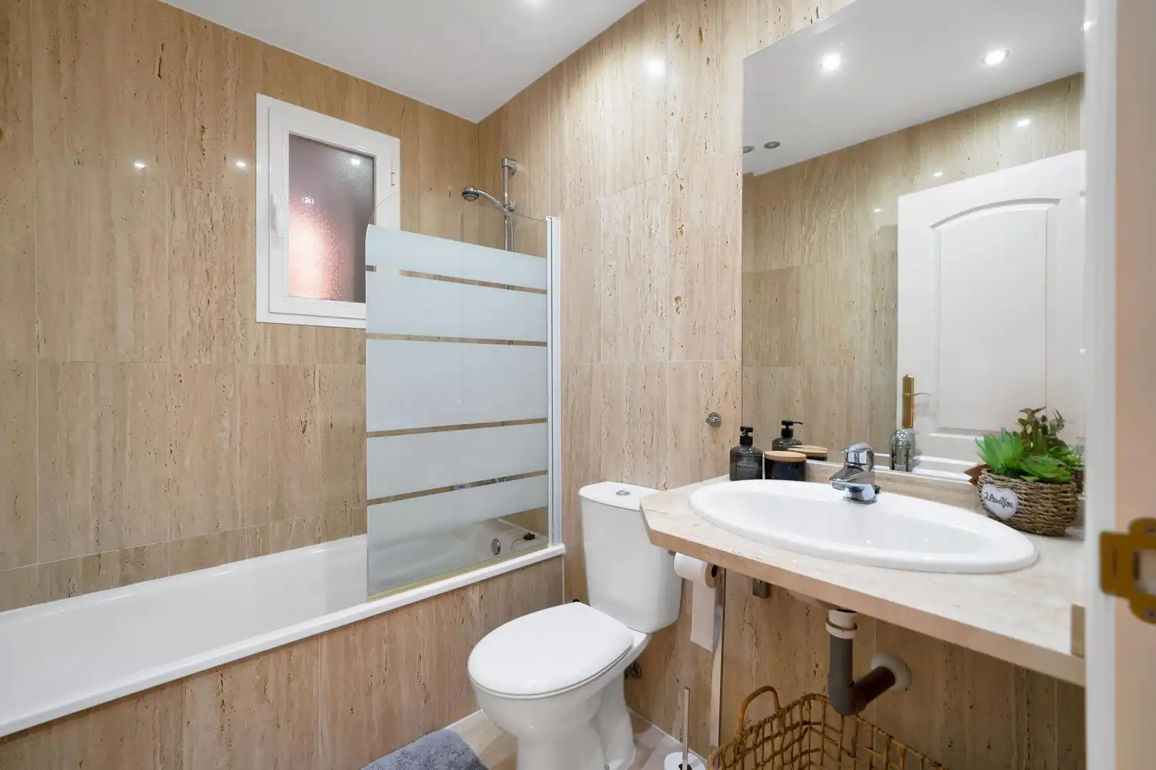 Bany de Apartament de lloguer en Marbella amb Jardí privat, Terrassa i Moblat
