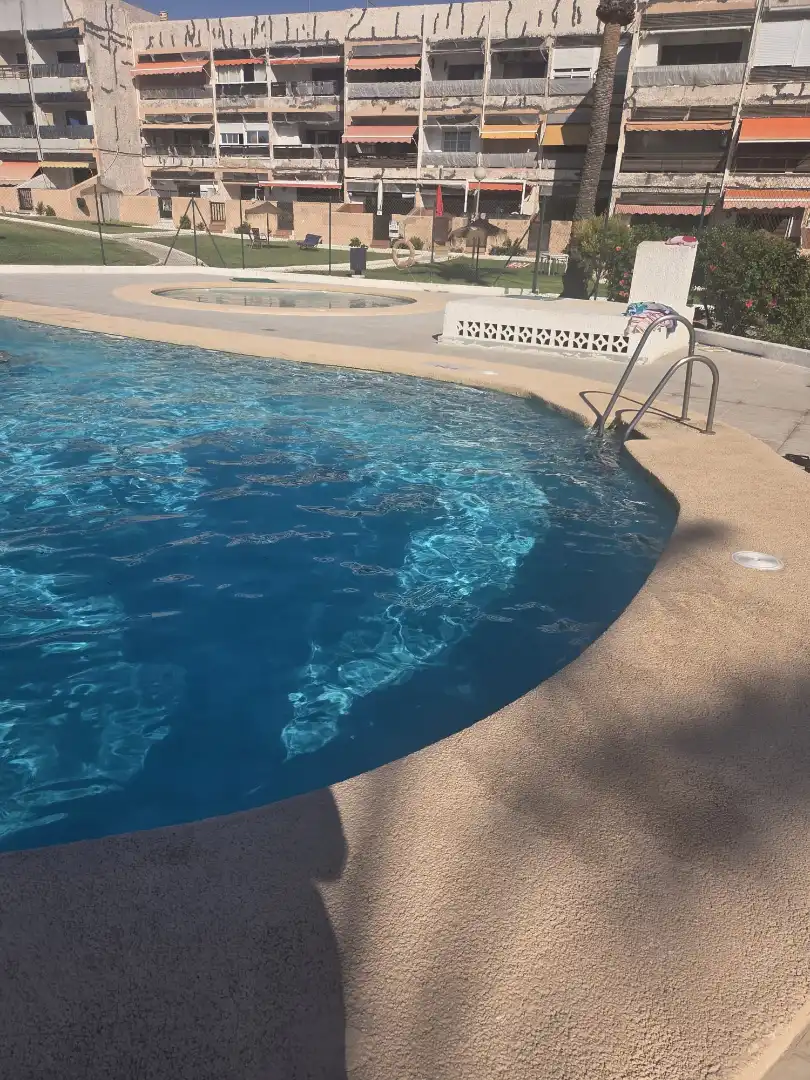 Piscina de Pis en venda en Almería amb Piscina comunitària