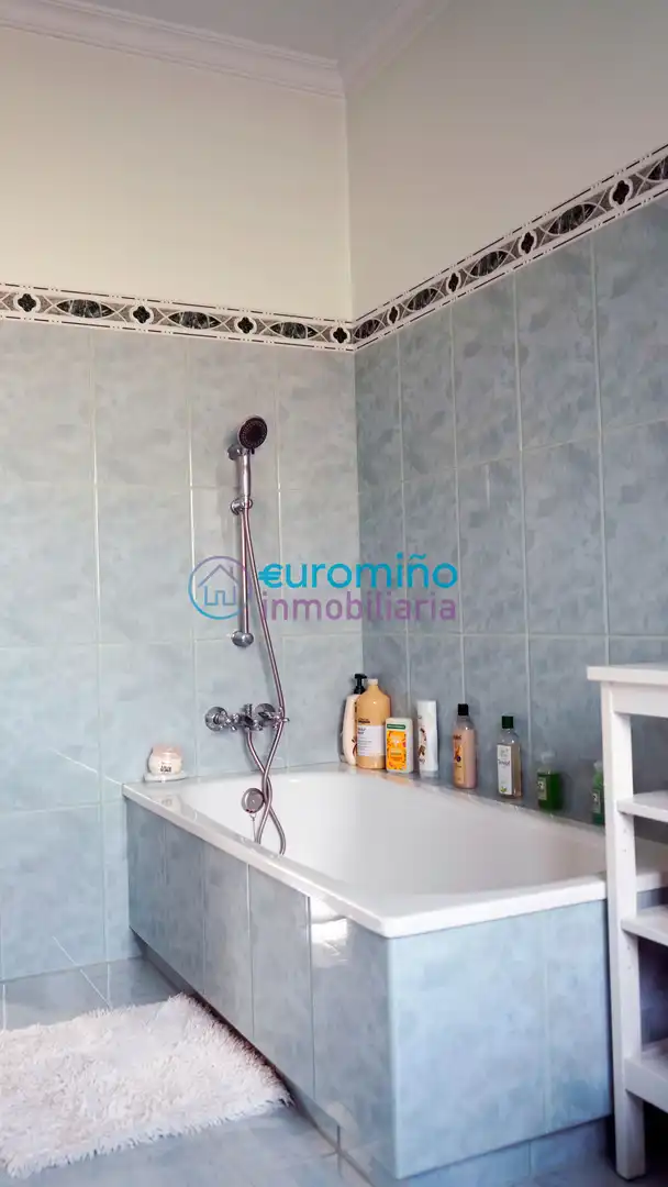 Badezimmer von Haus oder Chalet zum Verkauf in Salvaterra de Miño mit Parkett, Terrasse und Abstellraum