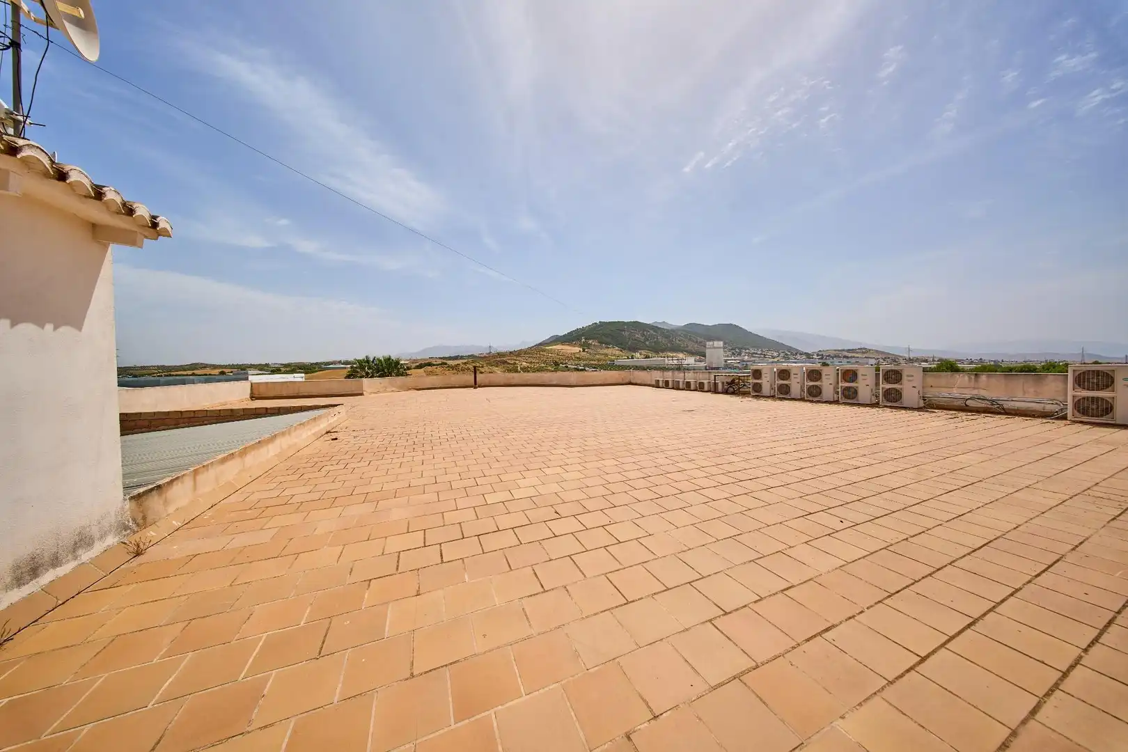 Terrasse von Fabrikhallen zum Verkauf in Padul