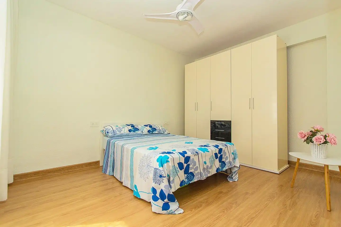 Habitación de Apartamento en venta en Torrevieja con Aire acondicionado, Terraza y Amueblado