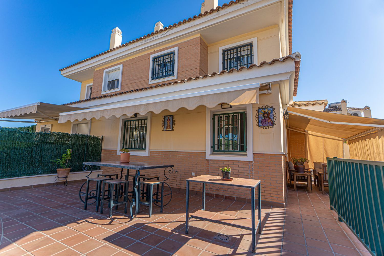 Vista exterior de Casa o xalet en venda en Vélez-Málaga amb Jardí privat, Terrassa i Traster