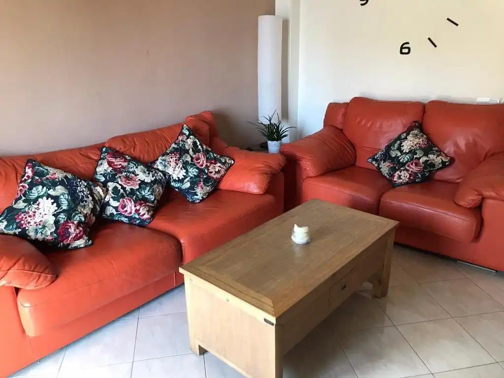 Sala d'estar de Apartament de lloguer en Benalmádena amb Aire condicionat i Moblat