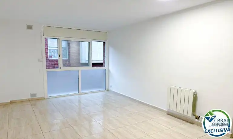 Piso con terraza en venta en la Pau 4