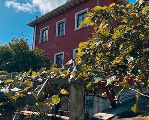 Vista exterior de Casa o xalet en venda en Pravia amb Calefacció, Jardí privat i Parquet