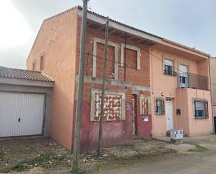 Vista exterior de Casa adosada en venda en Arenas de San Juan  amb Calefacció, Jardí privat i Terrassa