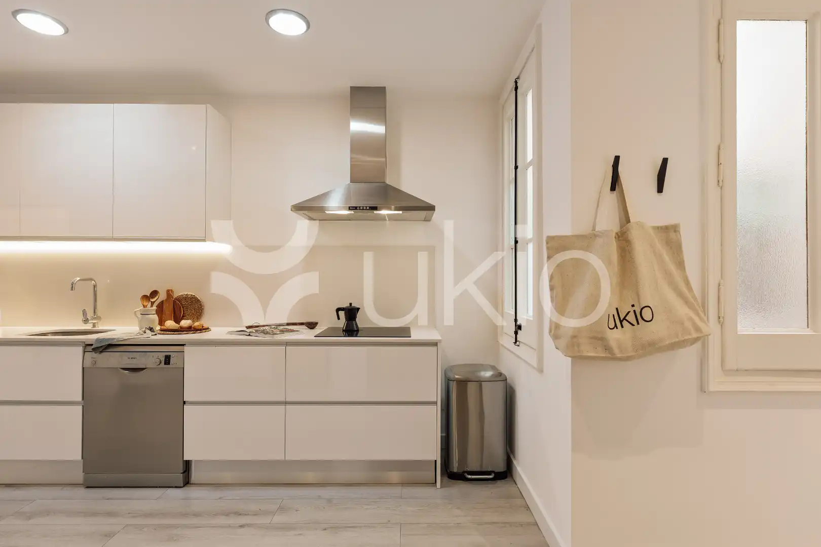 Cuina de Apartament de lloguer en Barcelona amb Aire condicionat, Calefacció i Moblat