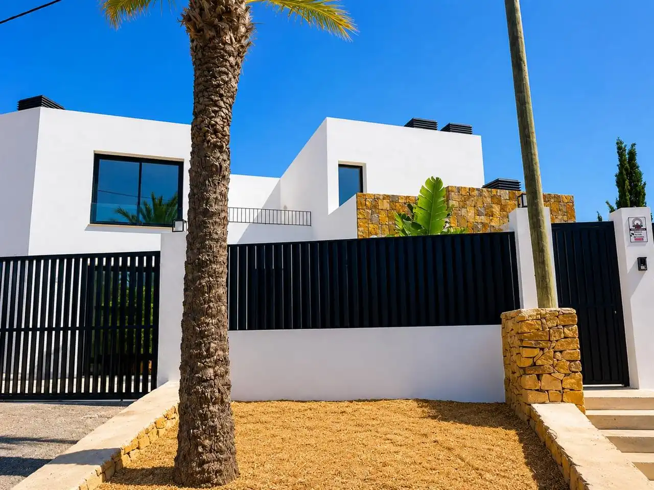 Vista exterior de Casa adosada en venda en L'Alfàs del Pi amb Aire condicionat, Jardí privat i Traster