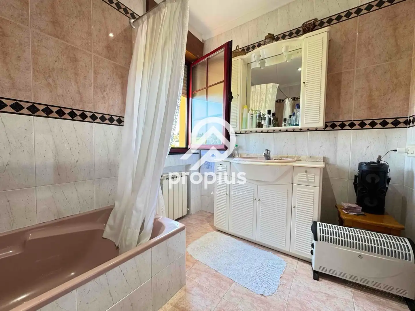 Baño de Casa o chalet en venta en Avilés con Calefacción, Jardín privado y Parquet
