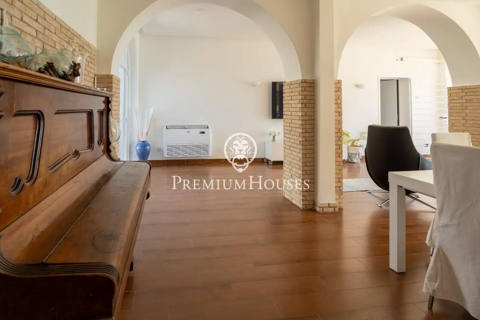 Living room of Houses for sale in Vilanova i la Geltrú  with Air Conditioner, Heating and Private garden
