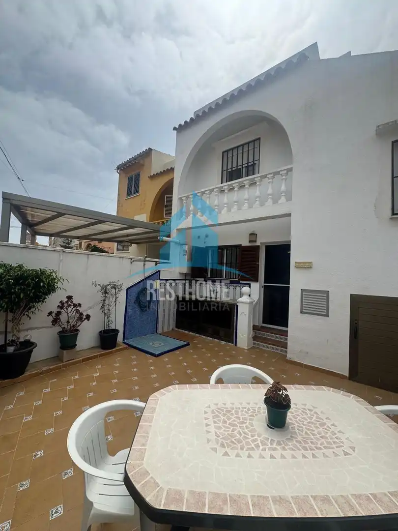 Vista exterior de Casa o xalet en venda en Tavernes de la Valldigna amb Aire condicionat, Terrassa i Piscina comunitària