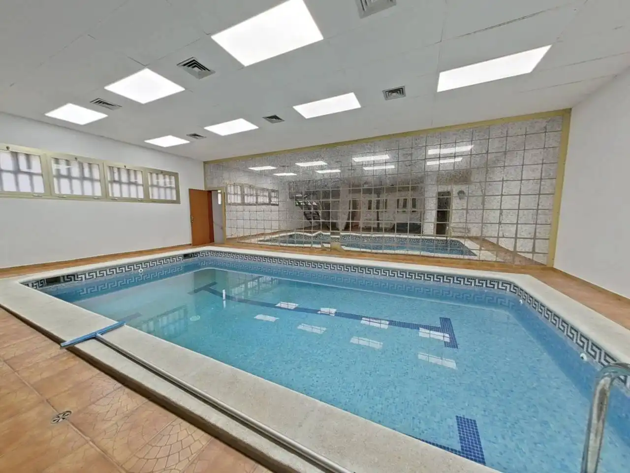 Piscina de Casa adosada en venda en Centre