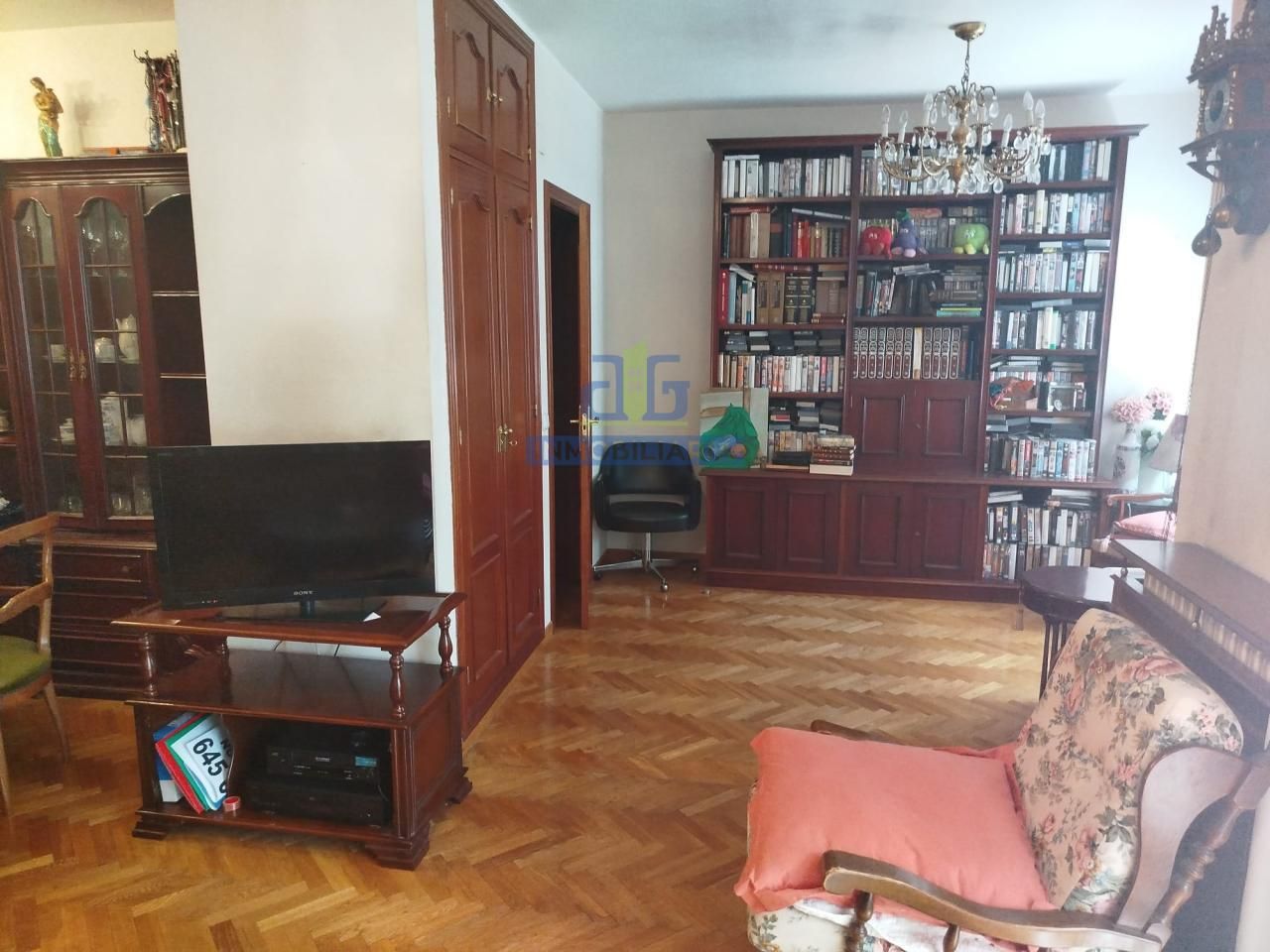 Sala d'estar de Pis en venda en León Capital  amb Calefacció, Parquet i Terrassa
