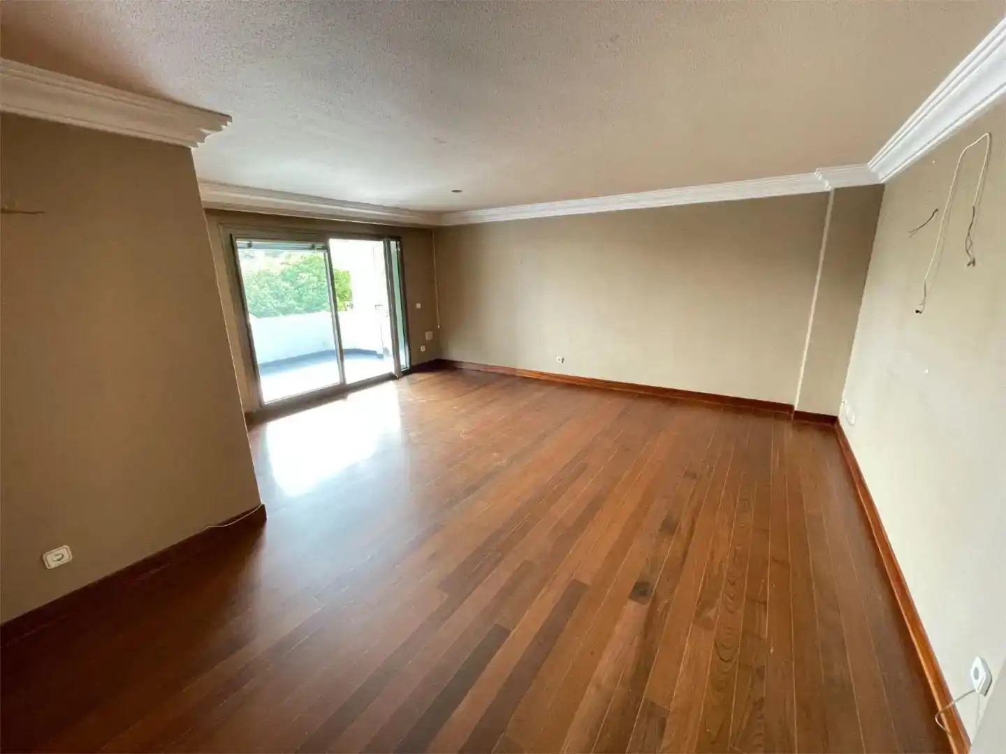 Sala de estar de Piso en venta en León Capital  con Parquet, Trastero y Piscina