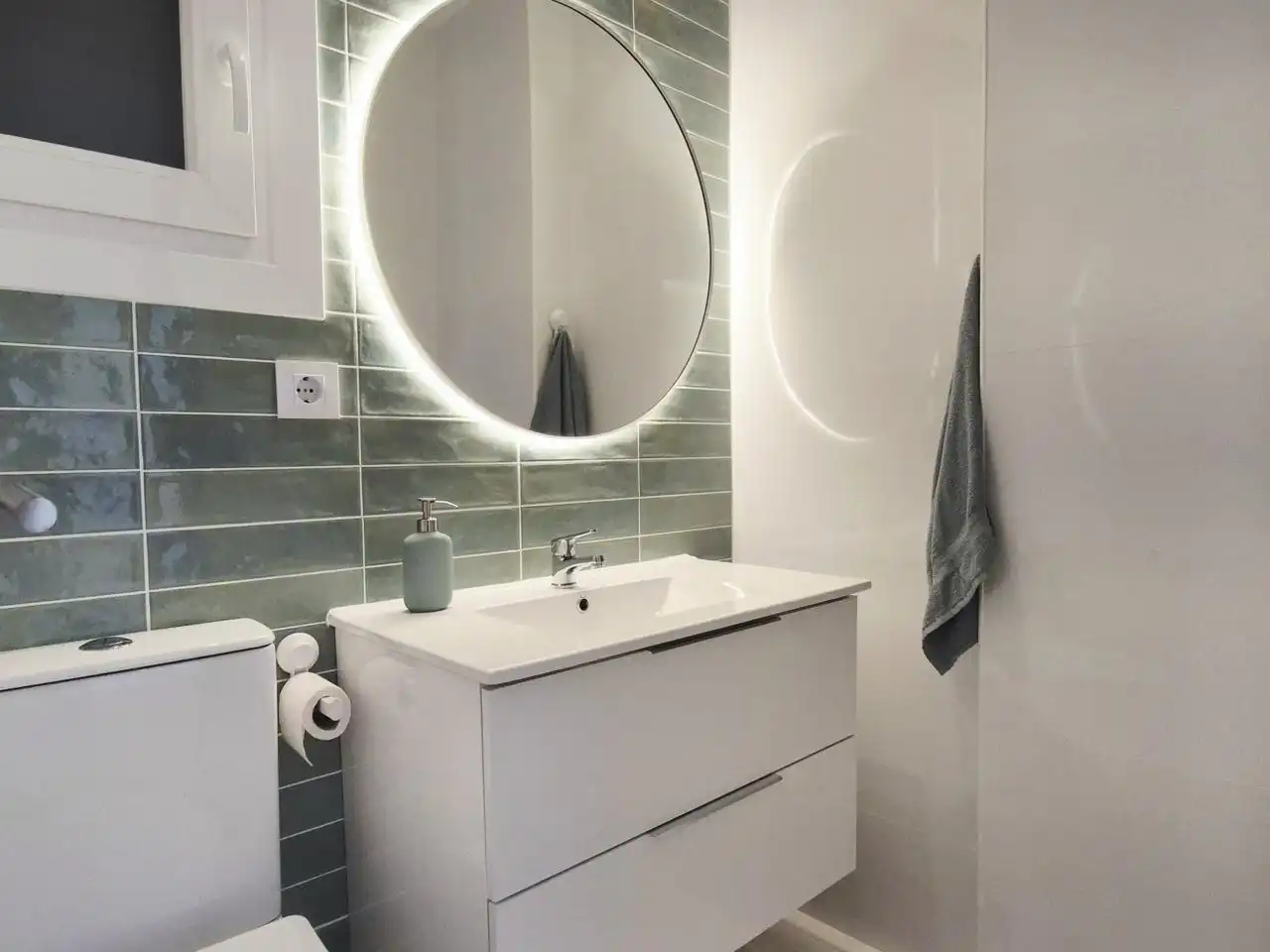 Bathroom of Flat for sale in Terrassa  with Air Conditioner, Heating and Parquet flooring