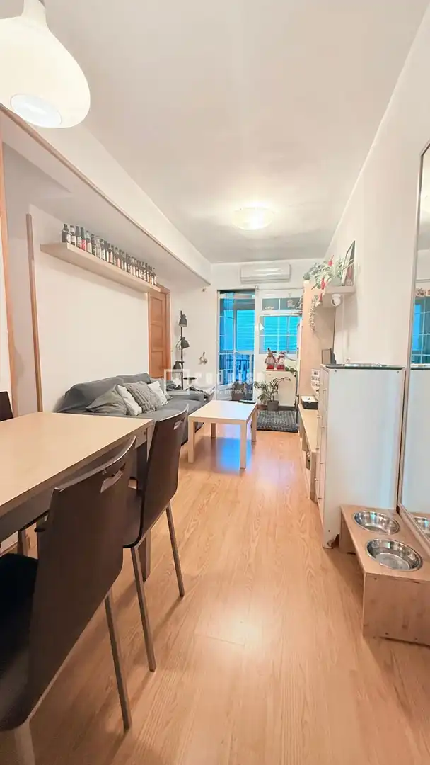 Piso en venta en Comercial, Palomeras Bajas