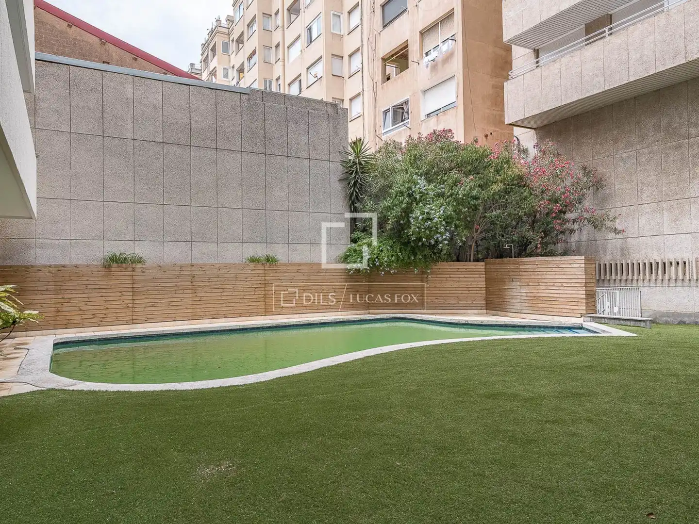 Piscina de Pis en venda en Barcelona amb Aire condicionat i Traster