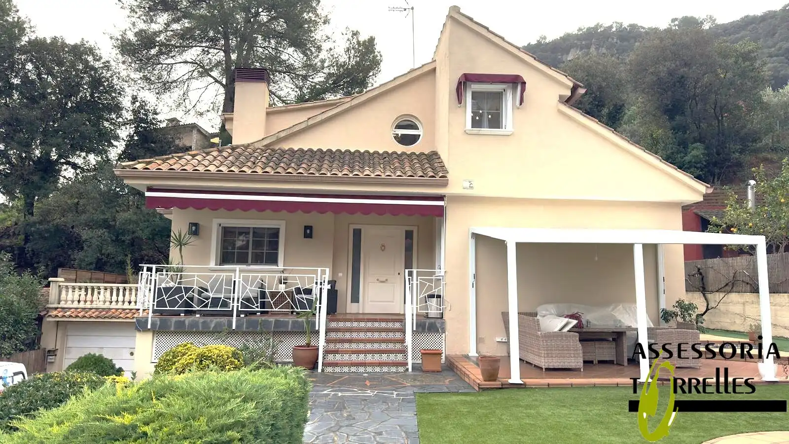 Außenansicht von Haus oder Chalet zum Verkauf in Torrelles de Llobregat mit Heizung, Privatgarten und Parkett