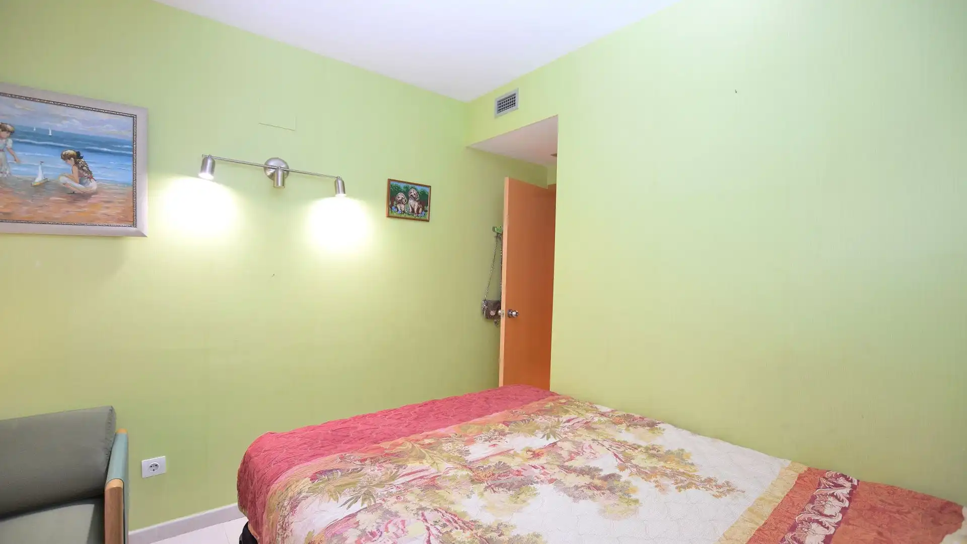 Schlafzimmer von Wohnung zum Verkauf in Salou mit Klimaanlage, Heizung und Privatgarten