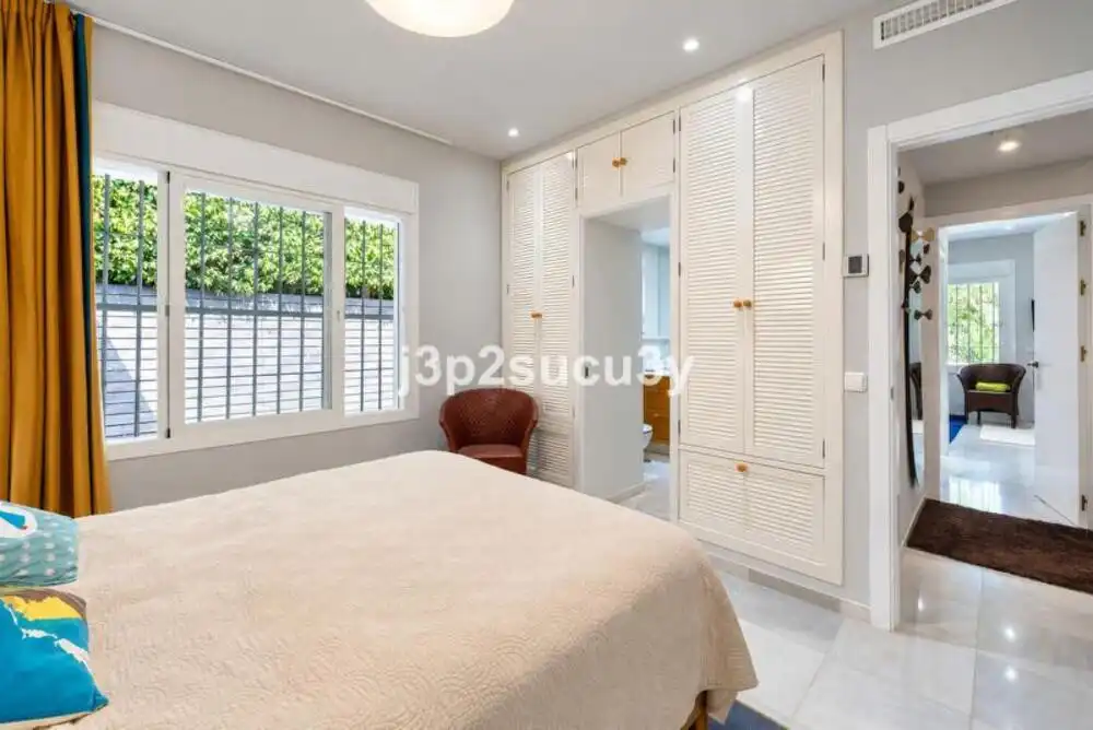 Dormitori de Casa o xalet de lloguer en Marbella amb Aire condicionat, Jardí privat i Terrassa