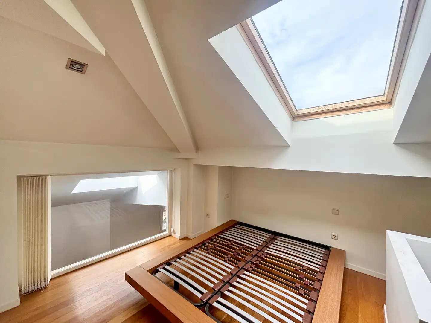 Schlafzimmer von Dachboden zum Verkauf in Ordizia mit Heizung, Ofen und Waschmaschine