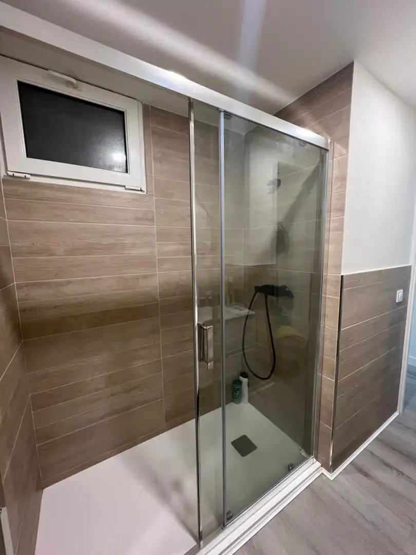 Badezimmer von Wohnungen zur Miete in Estepona mit Klimaanlage, Terrasse und Schwimmbad
