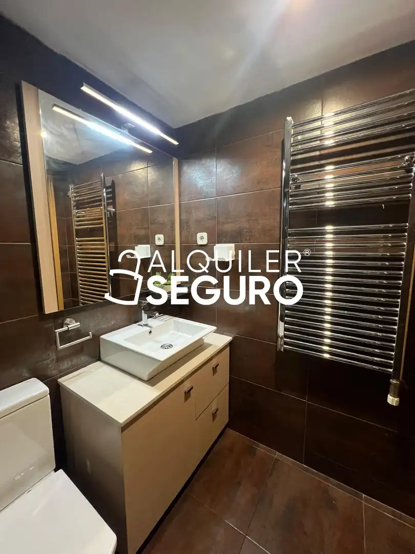 Bathroom of Flat for rent in Madrid  with Air Conditioner, Heating and Swimming Pool