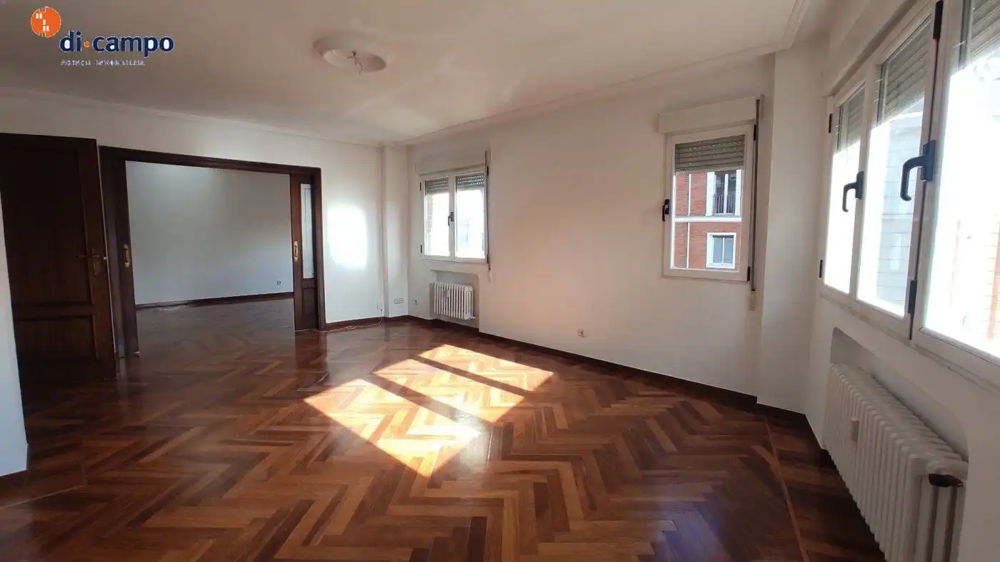 Living room of Flat for rent in Valladolid  with Parquet flooring