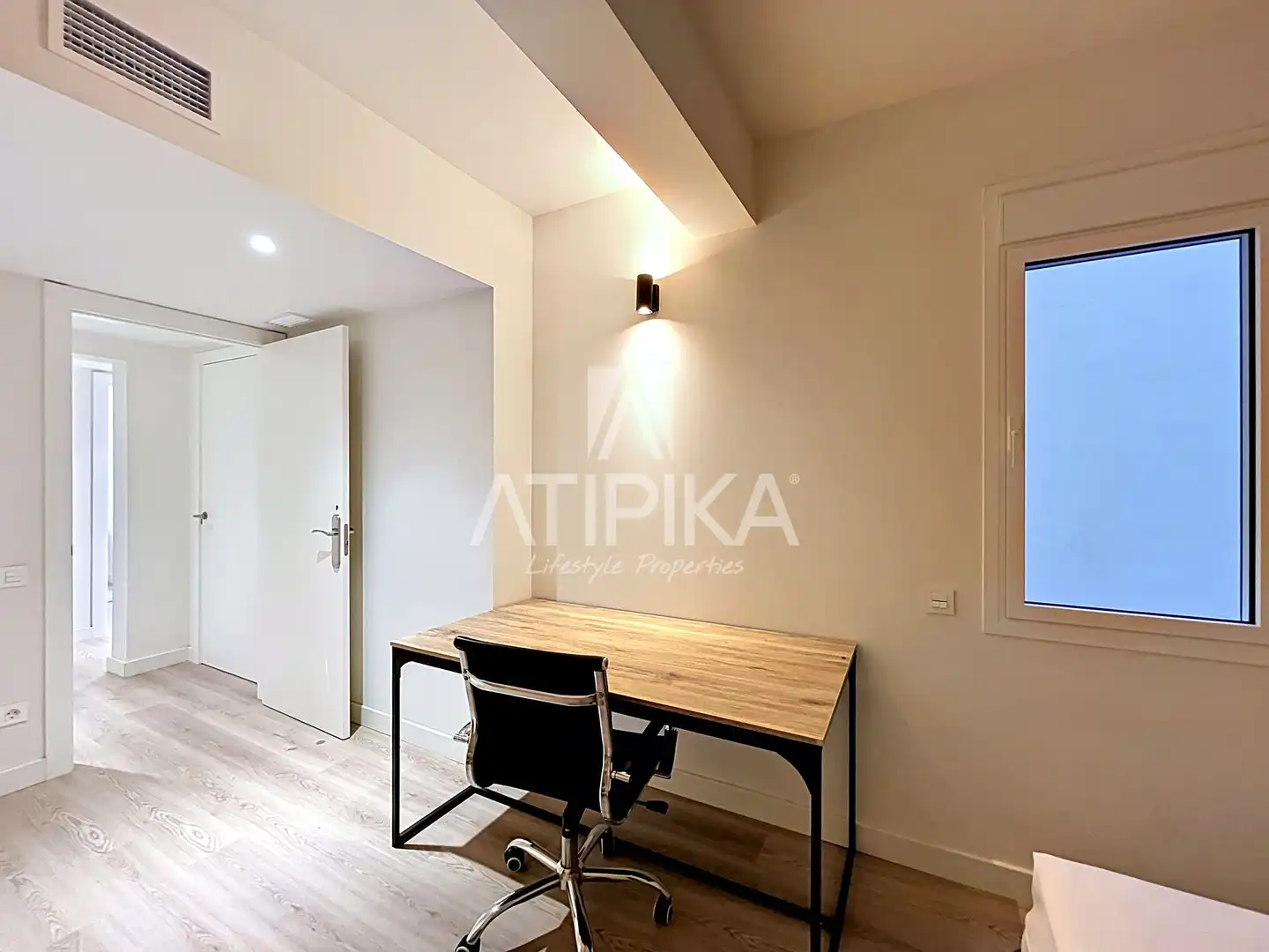 Schlafzimmer von Wohnung zum Verkauf in Barcelona mit Klimaanlage, Parkett und Balkon