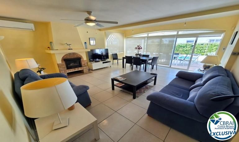 Sala d'estar de Finca rústica en venda en Empuriabrava amb Calefacció i Moblat