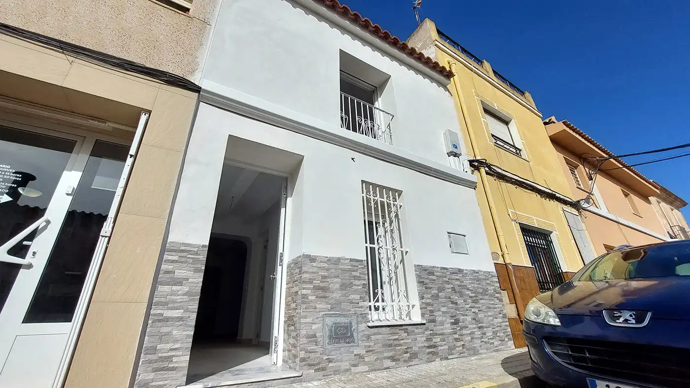 Vista exterior de Casa adosada en venda en El Pinós / Pinoso amb Balcó