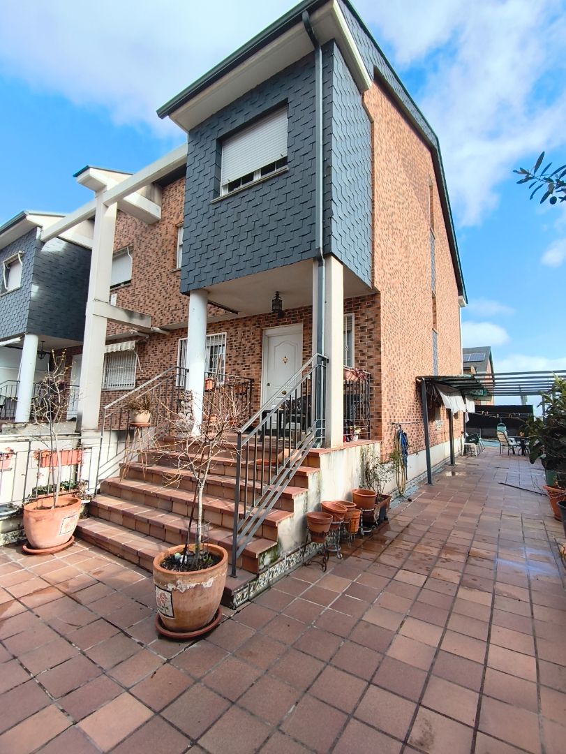 Vista exterior de Casa adosada en venta en Valdemoro con Aire acondicionado, Calefacción y Jardín privado