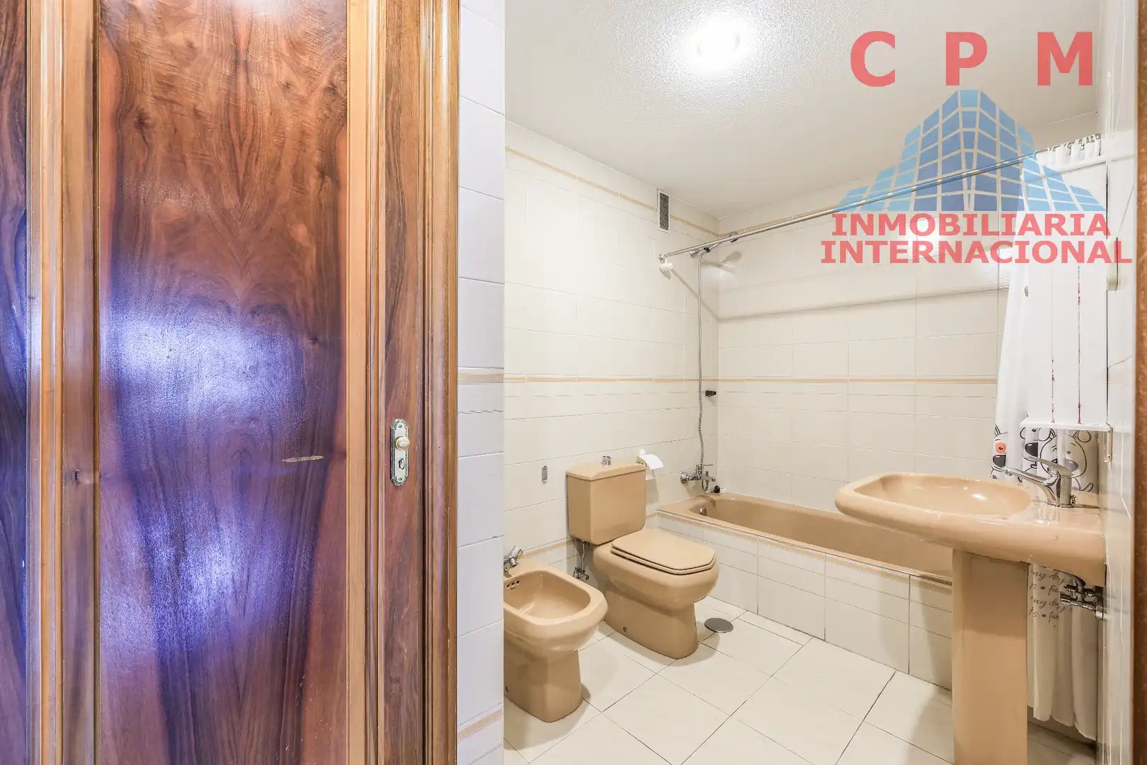Bathroom of Flat for rent in Madrid  with Air Conditioner, Heating and Parquet flooring