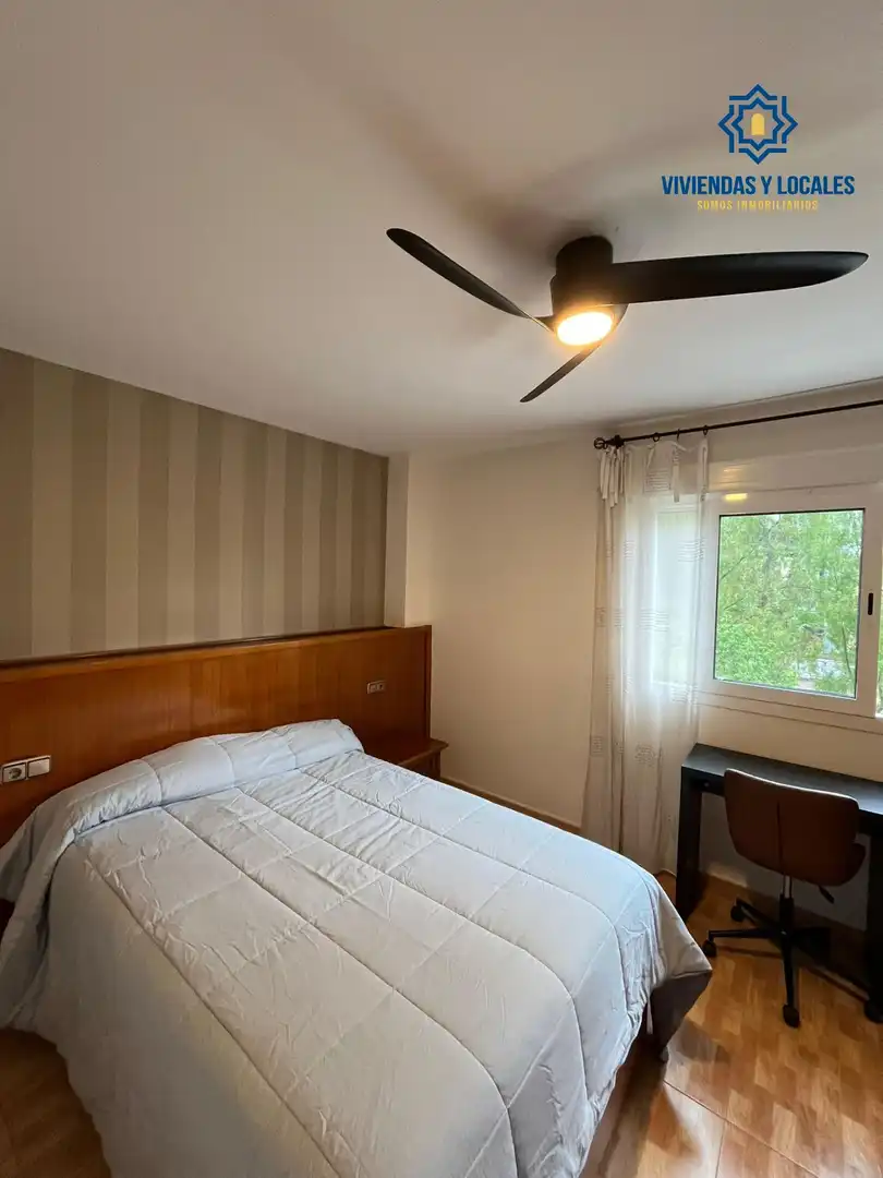 Habitación de Piso de alquiler en Granada con Aire acondicionado, Amueblado y Balcón