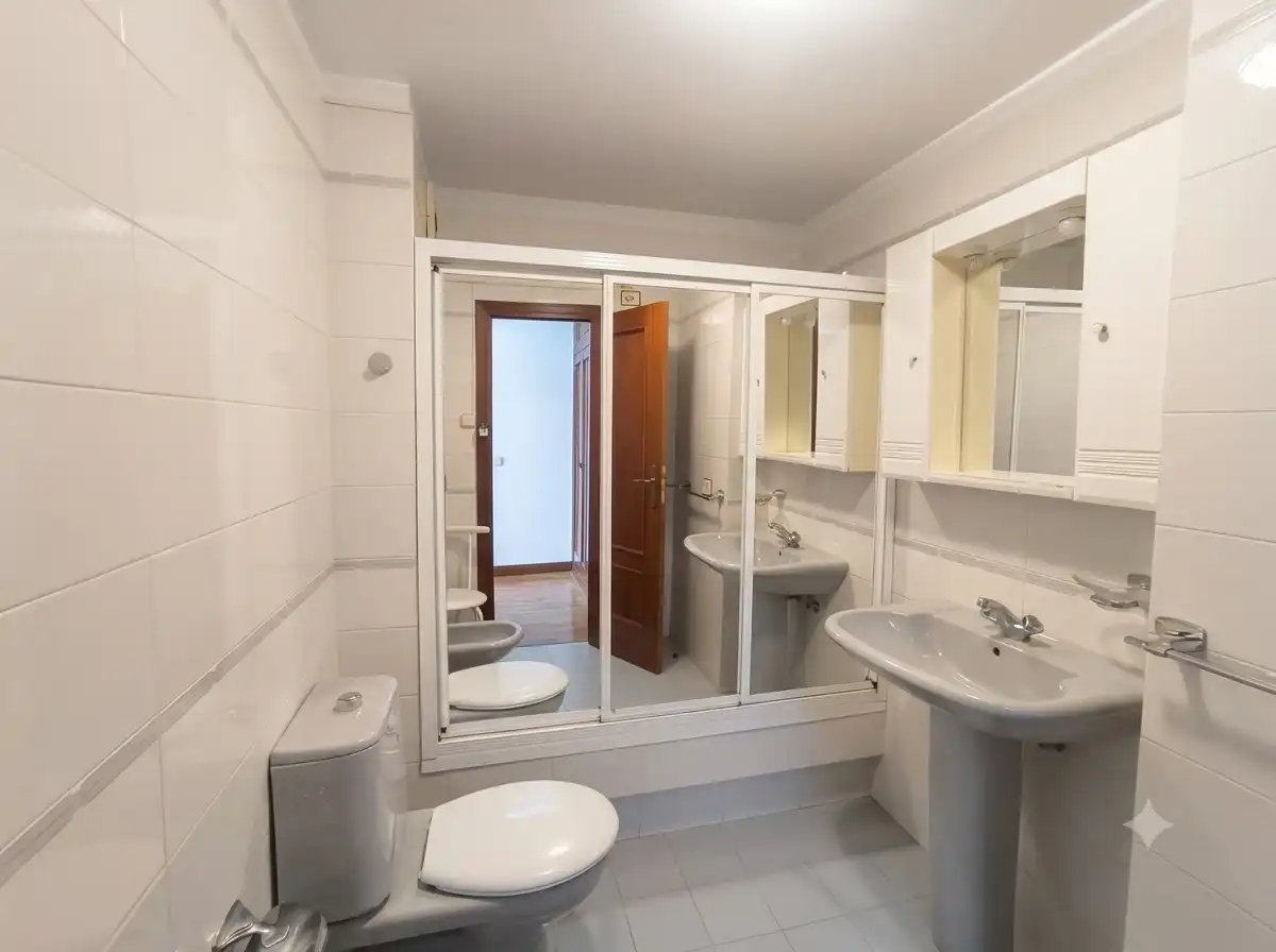 Badezimmer von Wohnung zum Verkauf in Oleiros mit Heizung, Parkett und Abstellraum