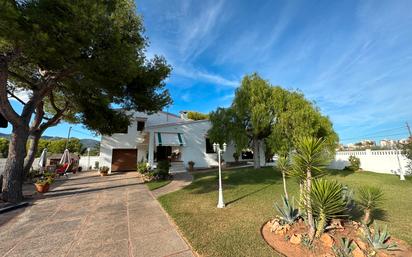 Vista exterior de Casa o xalet en venda en Benicasim / Benicàssim amb Terrassa i Balcó