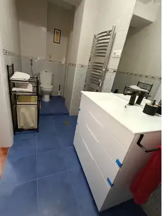 Bany de Pis de lloguer en Linares amb Aire condicionat, Calefacció i Moblat