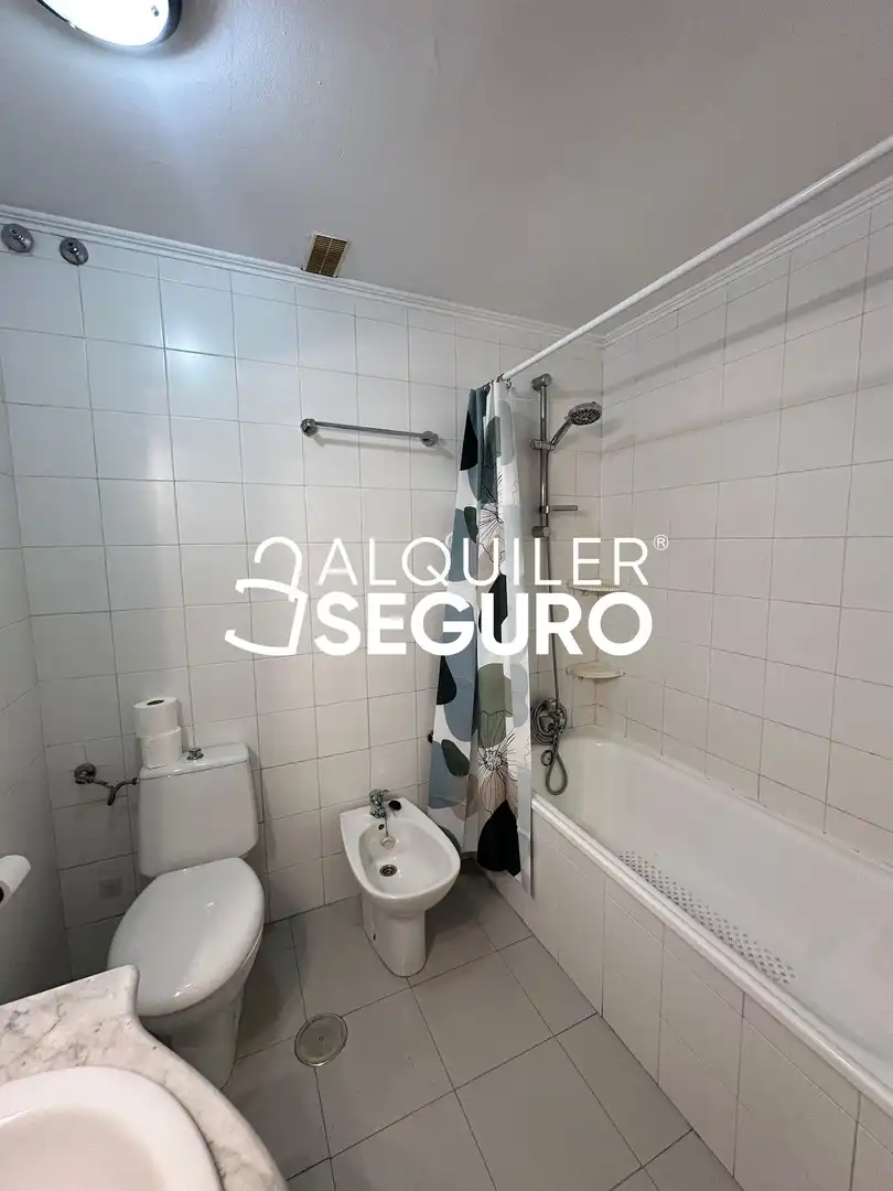 Bathroom of Flat for rent in Madrid  with Heating, Terrace and Furnished