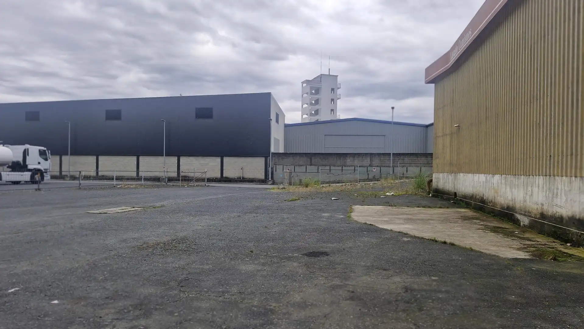 Vista exterior de Nau industrial de lloguer en Narón