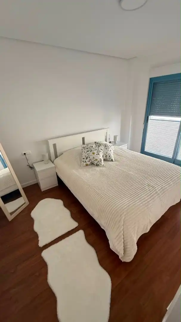 Dormitori de Pis de lloguer en Benidorm amb Aire condicionat, Calefacció i Moblat